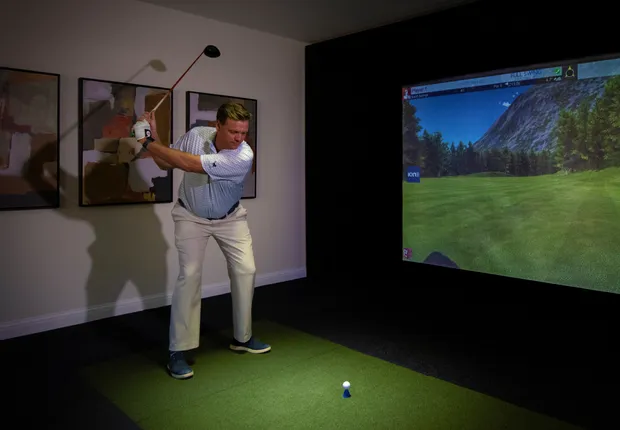 Senior programs Scottsdale: golf simulator