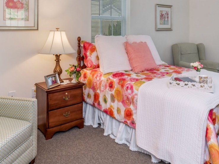Bright and inviting, this cozy room offers a warm atmosphere with comfortable furnishings and personal touches.