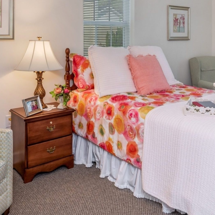 Bright and inviting, this cozy room offers a warm atmosphere with comfortable furnishings and personal touches.