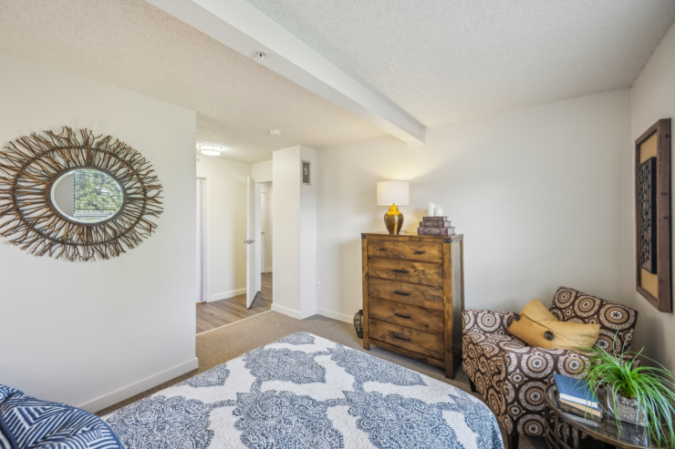 Bright and inviting room with comfortable furnishings, creating a welcoming atmosphere for residents.