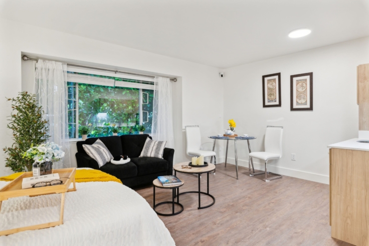 A bright, welcoming space with modern furnishings, perfect for relaxation and connection.