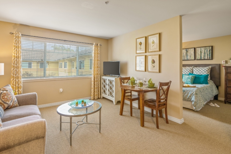 Bright and inviting, this living space exudes warmth, featuring cozy furnishings and a serene atmosphere.