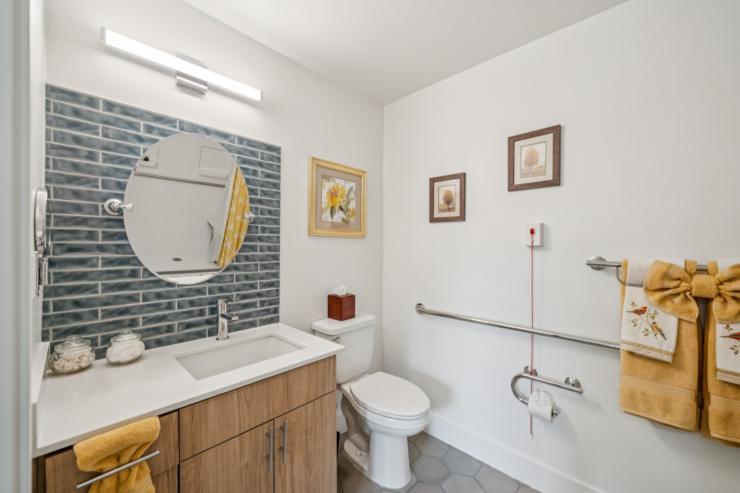 Bright and welcoming bathroom with modern fixtures and thoughtful decor, ensuring comfort and ease.