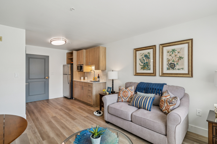 Welcoming living space featuring modern comforts, vibrant decor, and a friendly atmosphere.