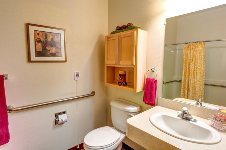 Bright and inviting, this bathroom blends comfort with thoughtful design, perfect for relaxation.