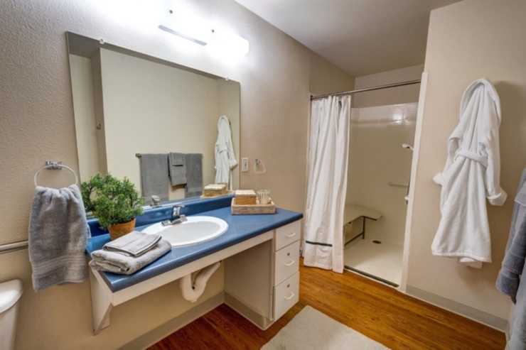 A cozy, well-appointed bathroom featuring soft towels and a welcoming atmosphere for relaxation.