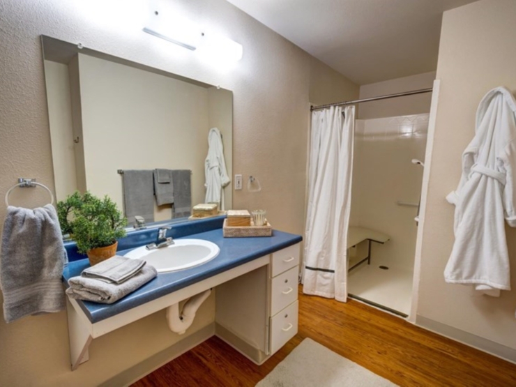 A cozy, well-appointed bathroom featuring soft towels and a welcoming atmosphere for relaxation.