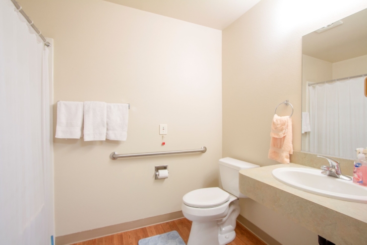 Bright and inviting, the bathroom features modern fixtures and soft towels, promoting comfort and tranquility.