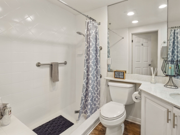 A bright, welcoming bathroom featuring modern amenities, promoting comfort and ease for residents.
