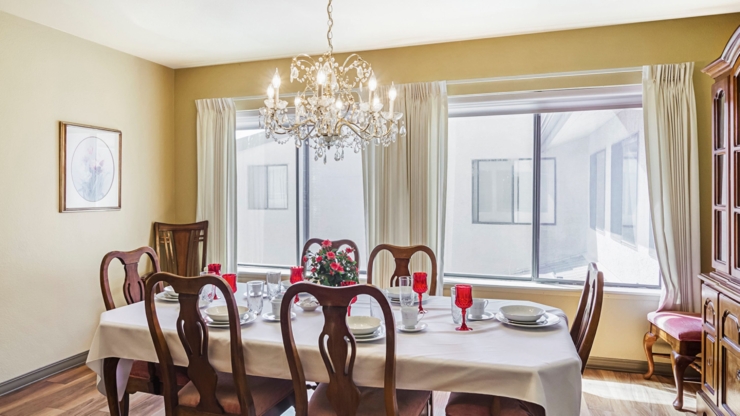 Dining room.