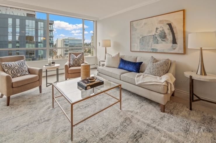 Bright and inviting living space, perfect for community gatherings and relaxation.