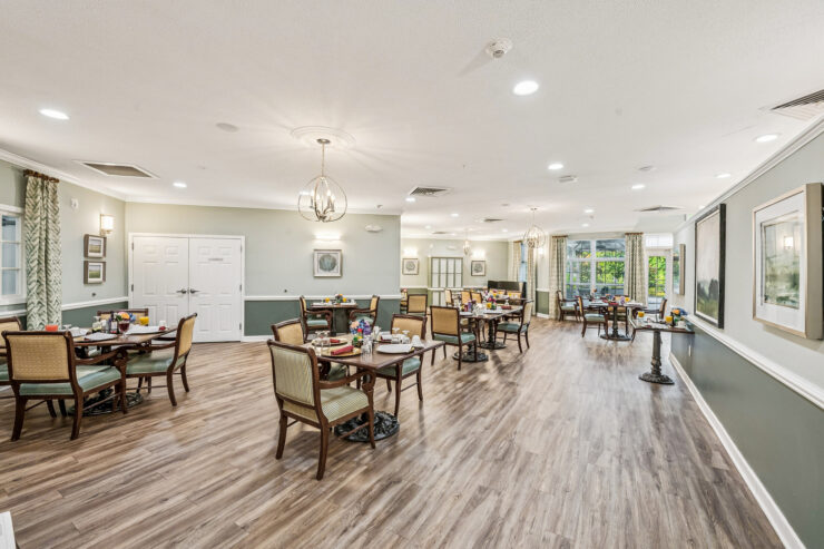 A welcoming dining area filled with natural light, inviting residents to gather and enjoy meals together.