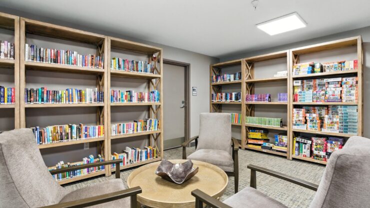 A welcoming reading nook filled with books and games, perfect for community gatherings and relaxation.