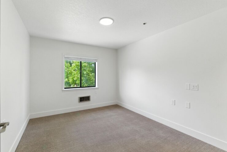 Bright and inviting space with a view of nature, perfect for personalizing and creating comfort.
