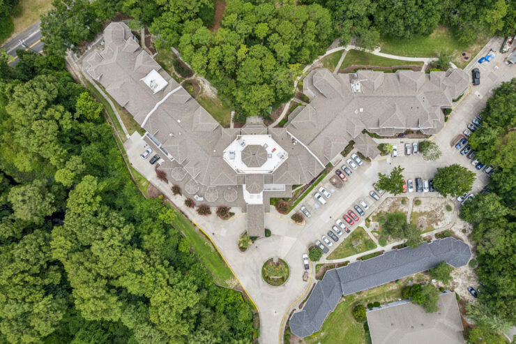 A welcoming retirement community nestled among lush greenery, promoting comfort and connection.