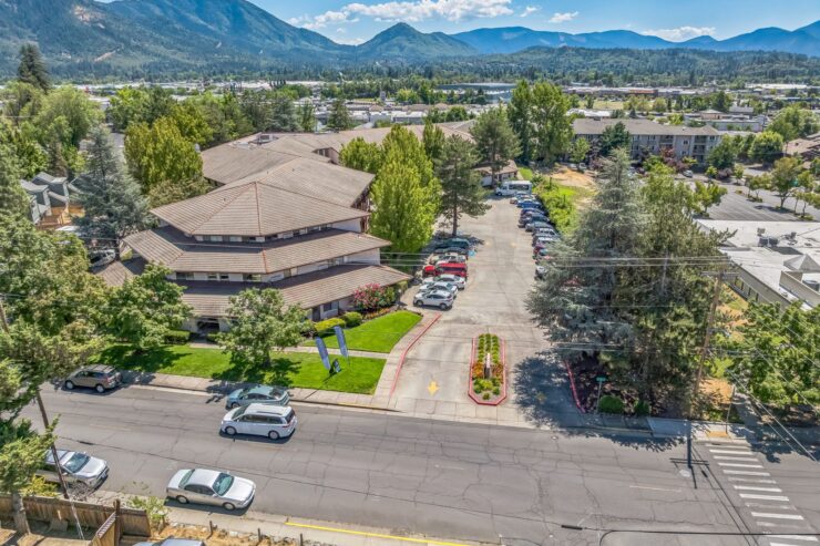 Nestled in a scenic area, this welcoming community features lush greenery and accessible parking, inviting residents to enjoy a vibrant lifestyle.