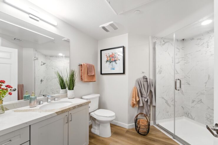 A bright, welcoming bathroom featuring modern amenities and a touch of nature, perfect for relaxation.