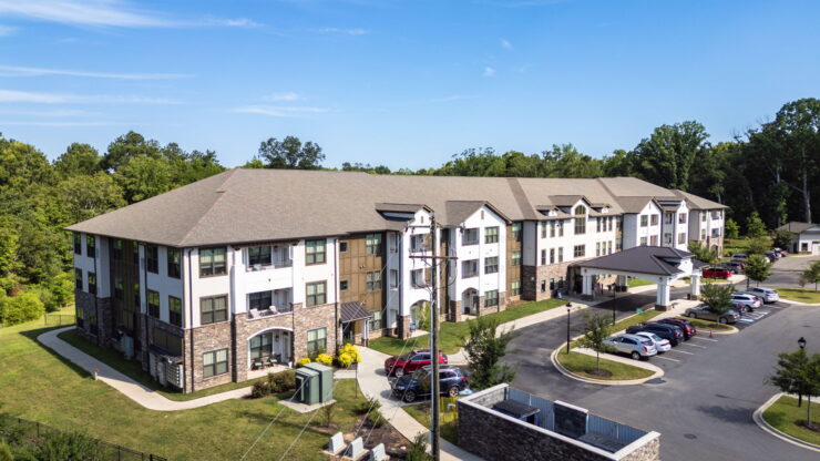 A welcoming community surrounded by nature, featuring comfortable living spaces and vibrant outdoor areas.
