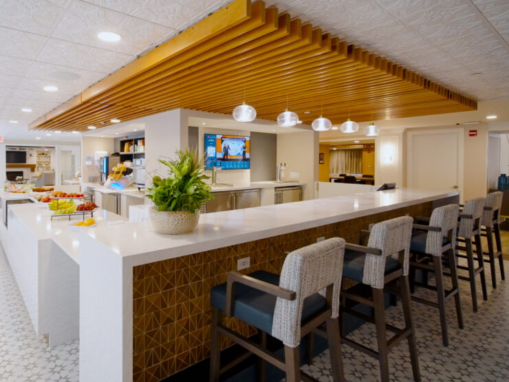 A welcoming communal space featuring a stylish bar, fresh fruit, and cozy seating, perfect for gatherings.