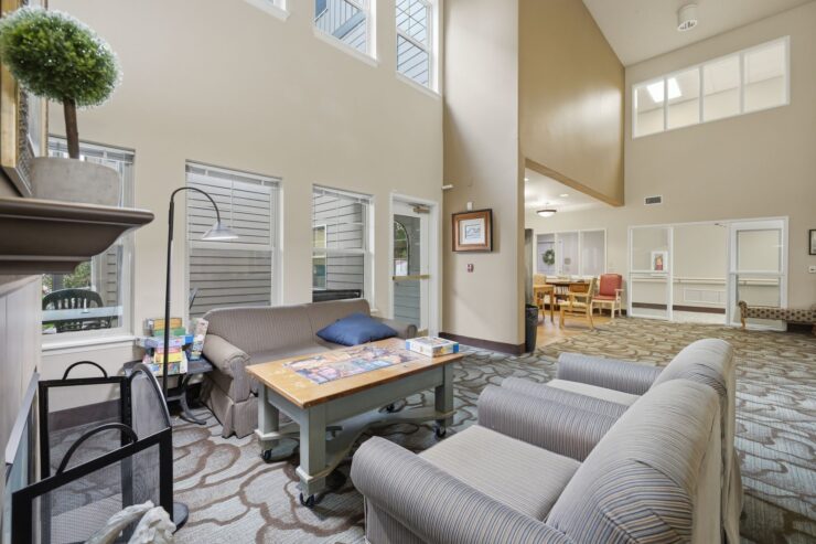 Bright and inviting common area, perfect for socializing and relaxation, fostering a sense of community.