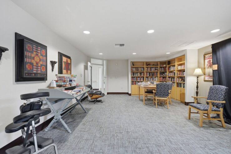 A welcoming space filled with books and games, perfect for community gatherings and relaxation.