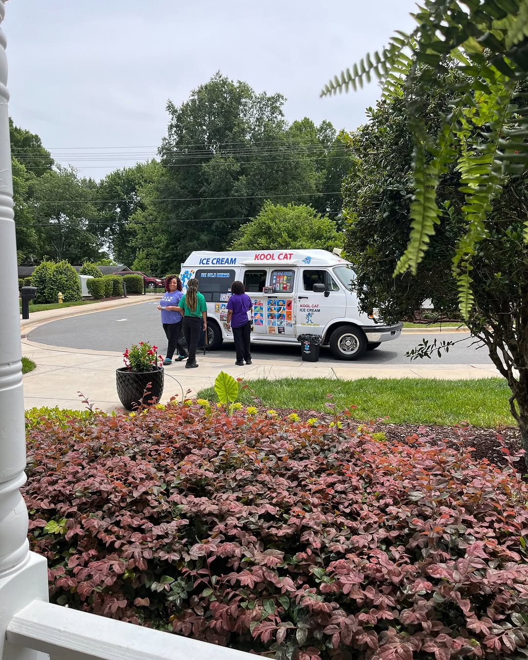 What better way to cool off on a hot day than to do so with ice cream🍨! Ice cream makes everything better! Thanks to Jessica of Kool Cat Ice Cream for making our day even cooler!😎