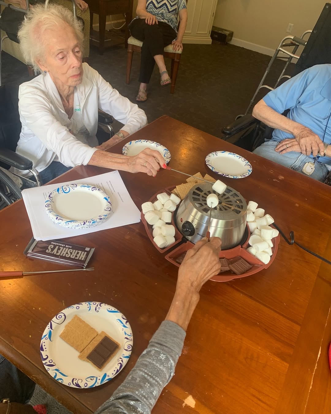 We celebrated National S’mores Day😋, so it was only fitting that we made this delicious campfire treat with our new indoor s’mores maker🍫🍪! While we cooked and enjoyed the s’mores we learned some fun facts about this yummy snack. The residents thought it was especially interesting to learn that the largest s’more weighed 200 pounds. Wow!😁