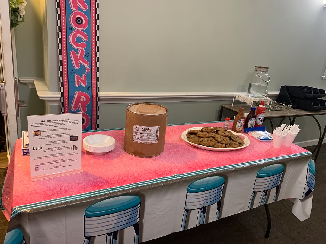 We celebrated the 50’s for National Assisted Living Week 🎉! We went over to the Shiny Diner in Cary and enjoyed their 50’s themed diner experience for lunch😋. We finished the day with our 50’s Family Trivia Night and had a fabulous turnout! 🎯