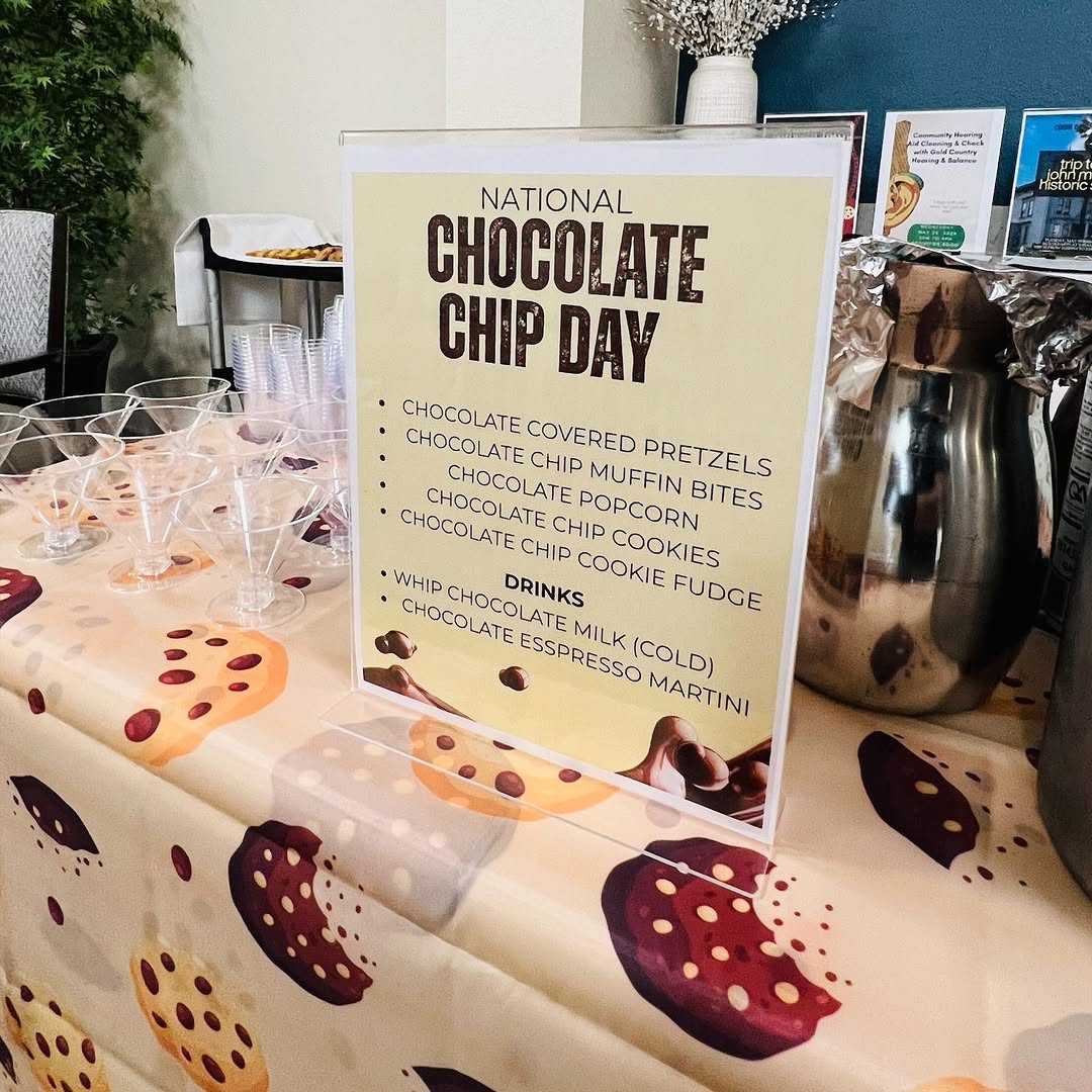 Celebrating National Chocolate Chip Day at Cogir of Brentwood with sweet treats, smiles, and lots of chocolate chips! 🍪🤎 A fun-filled day shared with our wonderful residents and staff made it extra special. #NationalChocolateChipDay #CogirofBrentwood