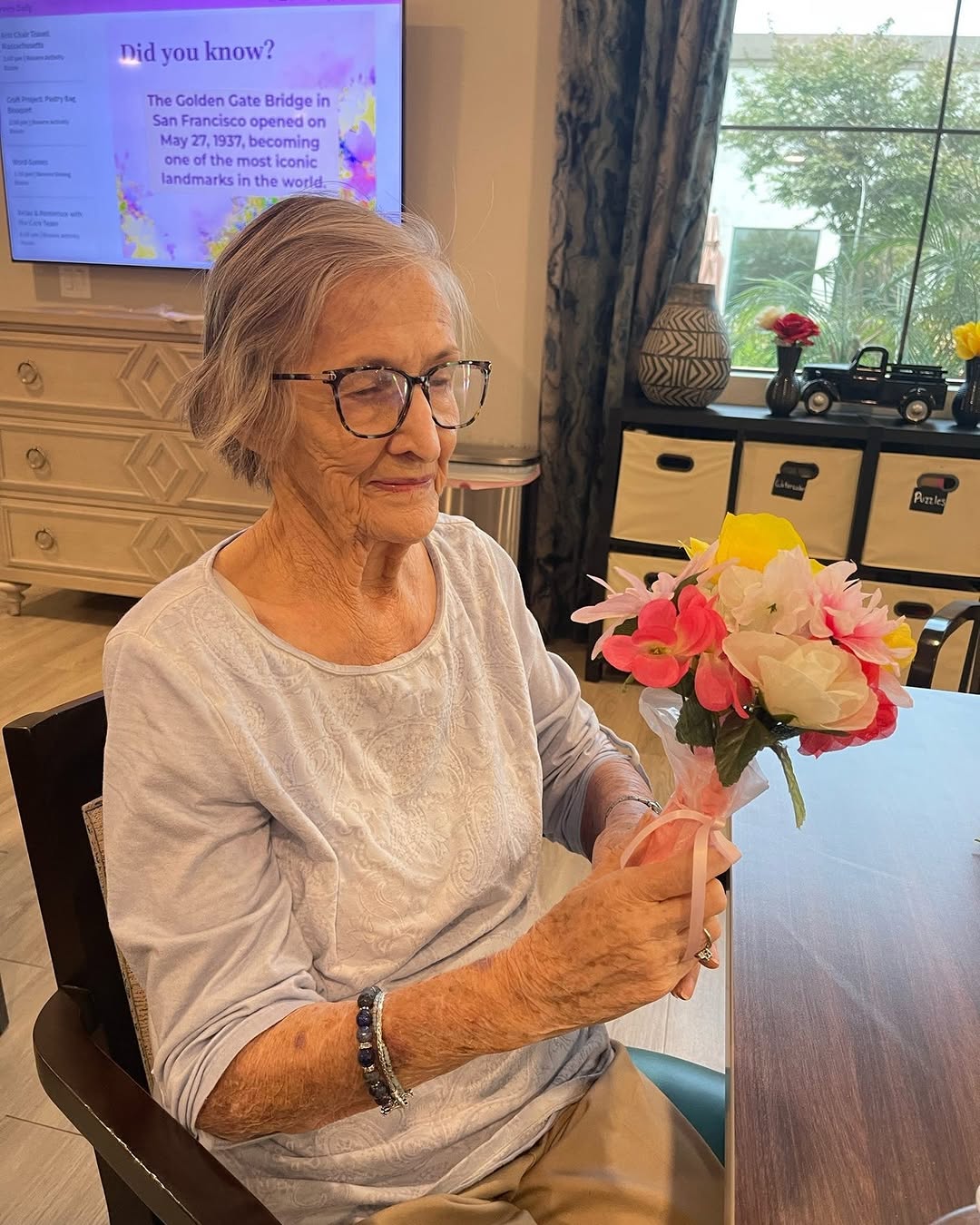 🌸 Creativity was in full bloom in our Revere Neighborhood! Residents enjoyed a relaxing flower arranging activity, designing beautiful bouquets and expressing their artistic talents. From vibrant colors to unique arrangements, each creation was as special as the person who made it. We love opportunities that bring joy, spark creativity, and brighten our day with a little beauty. 💐✨#CadenceChandler #SeniorLiving #Cogir #RevereNeighborhood