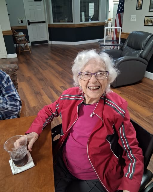 Our residents had a fantastic time enjoying live music by Robby during Happy Hour! The room was filled with smiles, singing, laughter, and plenty of dancing as everyone enjoyed familiar favorites and great company. Moments like these remind us how music brings people together, sparks memories, and creates meaningful connections. Thank you, Robby, for sharing your talent and making the afternoon so special! Here’s to another afternoon filled with joy and unforgettable memories. 💙