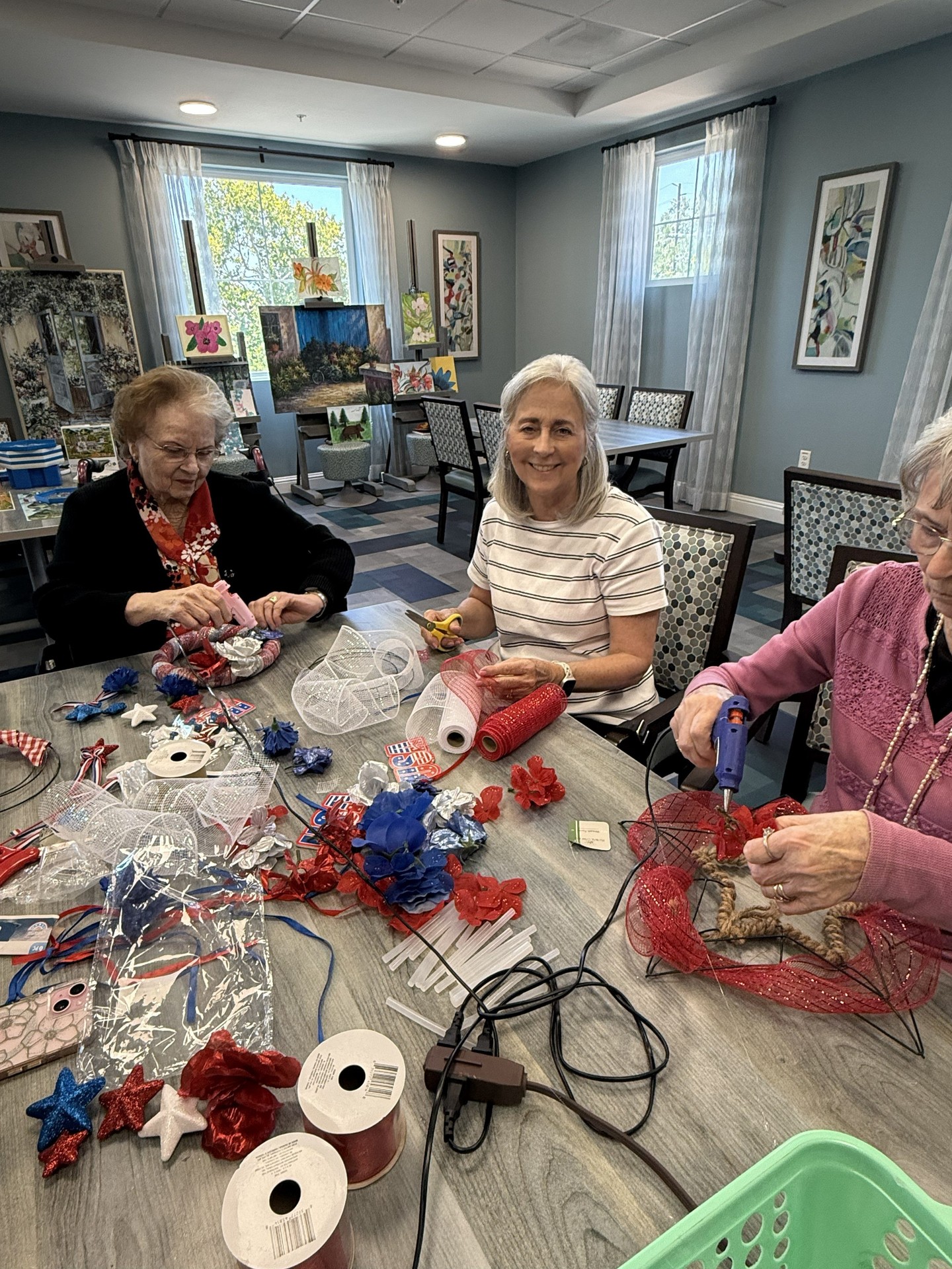Red, white, and blue never looked so beautiful! Our talented residents are putting their creativity to work, crafting festive wreaths to celebrate the season. 🇺🇸✨ ❤️🤍💙🎀 Happy 4th of July!
