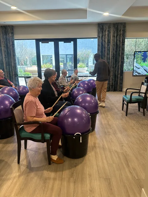 A huge **thank you** to Jorim from Hospice of the Valley for bringing so much energy and joy to our Revere Neighborhood! 🥁🎹 Residents had an amazing time during a high-energy **cardio drumming fitness** session filled with movement, laughter, and plenty of smiles. The fun didn’t stop there—Jorim also treated everyone to a beautiful piano performance, sharing his incredible musical talents and creating a wonderful ending to an unforgettable morning. We’re so grateful for community partners like Jorim and Hospice of the Valley who help enrich the lives of our residents through wellness, music, and meaningful connections. Thank you for making our day so special! #CadenceChandler #RevereNeighborhood #HospiceOfTheValley #CardioDrumming #MusicHeals #SeniorWellness #LifeEnriched