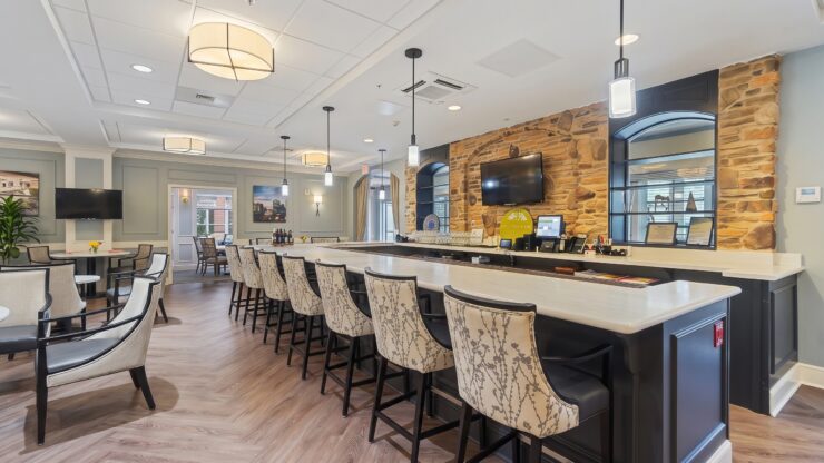 Spacious social area with a bar and comfortable seating, highlighting warmth and community.