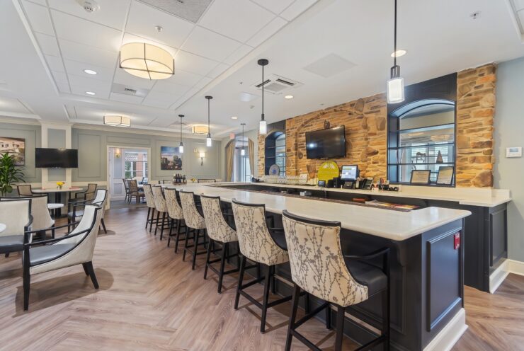 Spacious social area with a bar and comfortable seating, highlighting warmth and community.