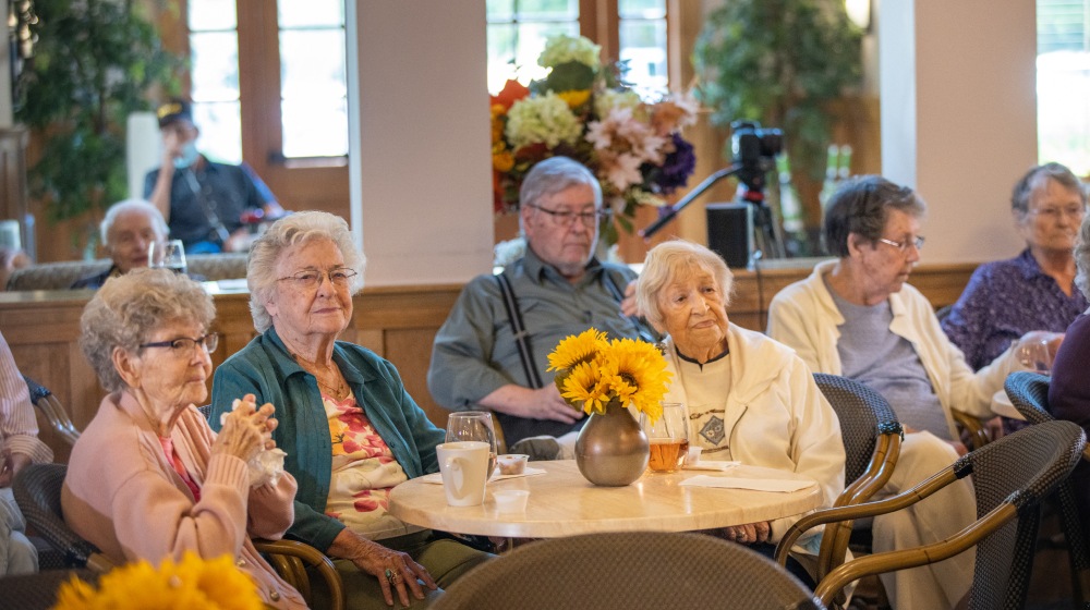 Vancouver WA senior care, seniors eating together